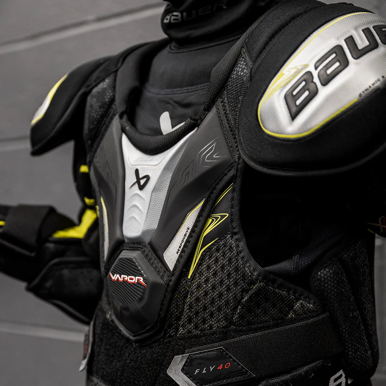 BAUER VAPOR FLY40 SHOULDER PAD JUNIOR - Image 4