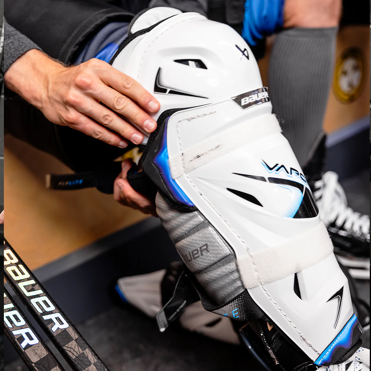 BAUER VAPOR FLYLITE SHIN GUARD JUNIOR - Image 9