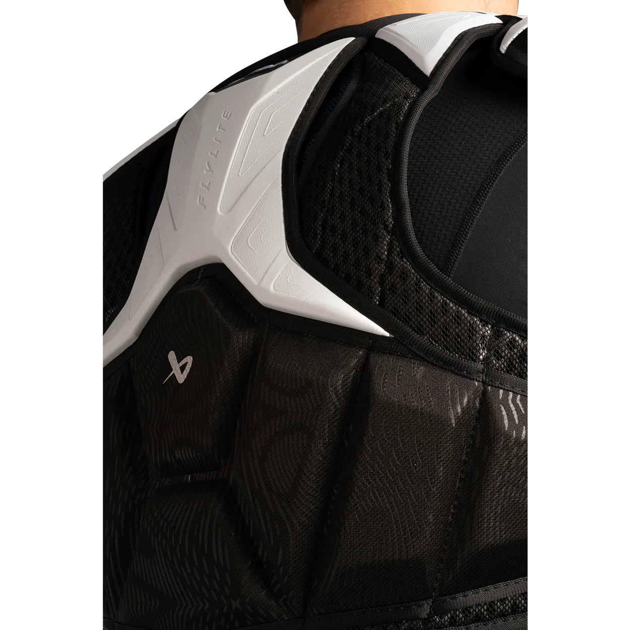 BAUER VAPOR FLYLITE SHOULDER PAD JUNIOR - Image 9