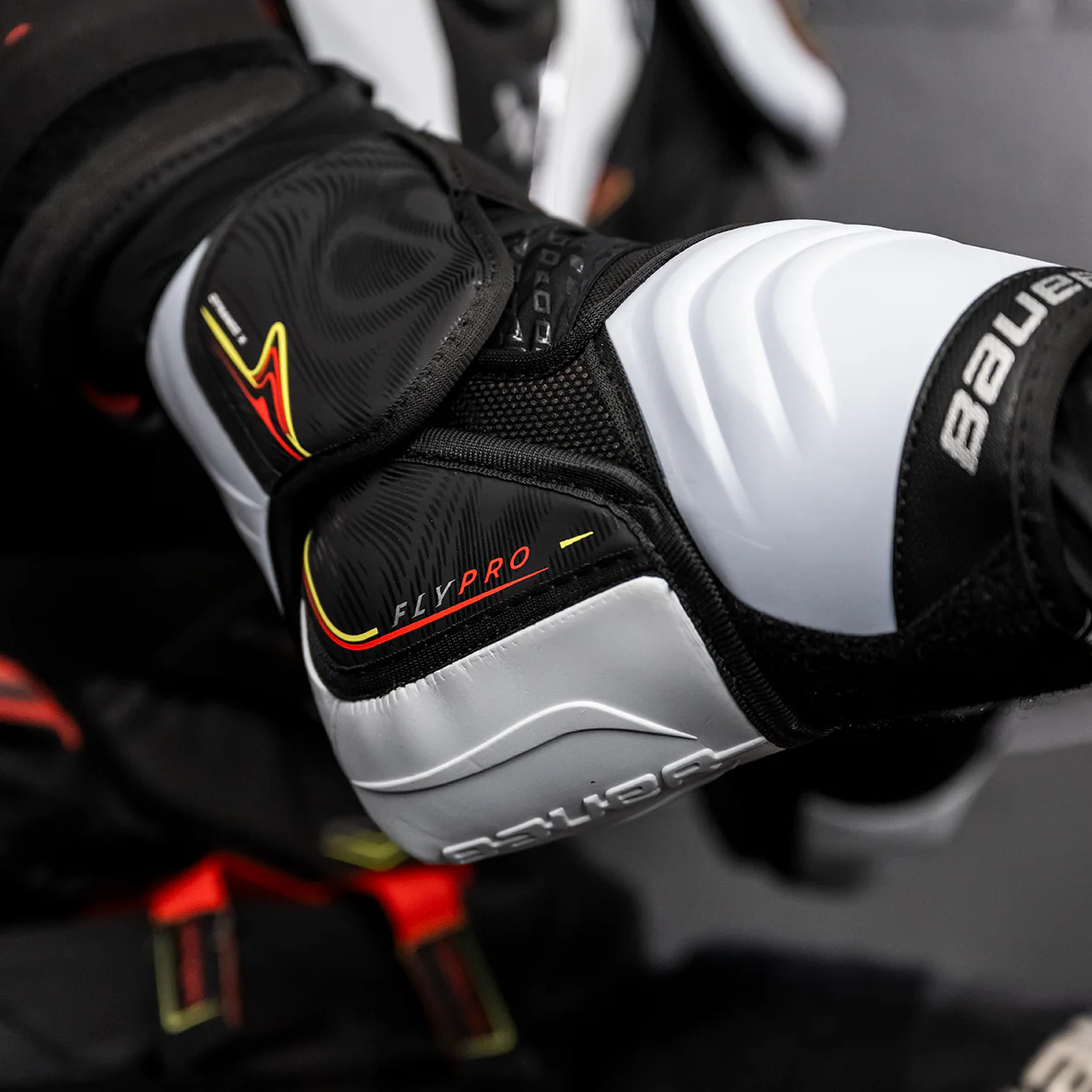 BAUER VAPOR FLYPRO ELBOW PAD INTERMEDIATE - Image 2