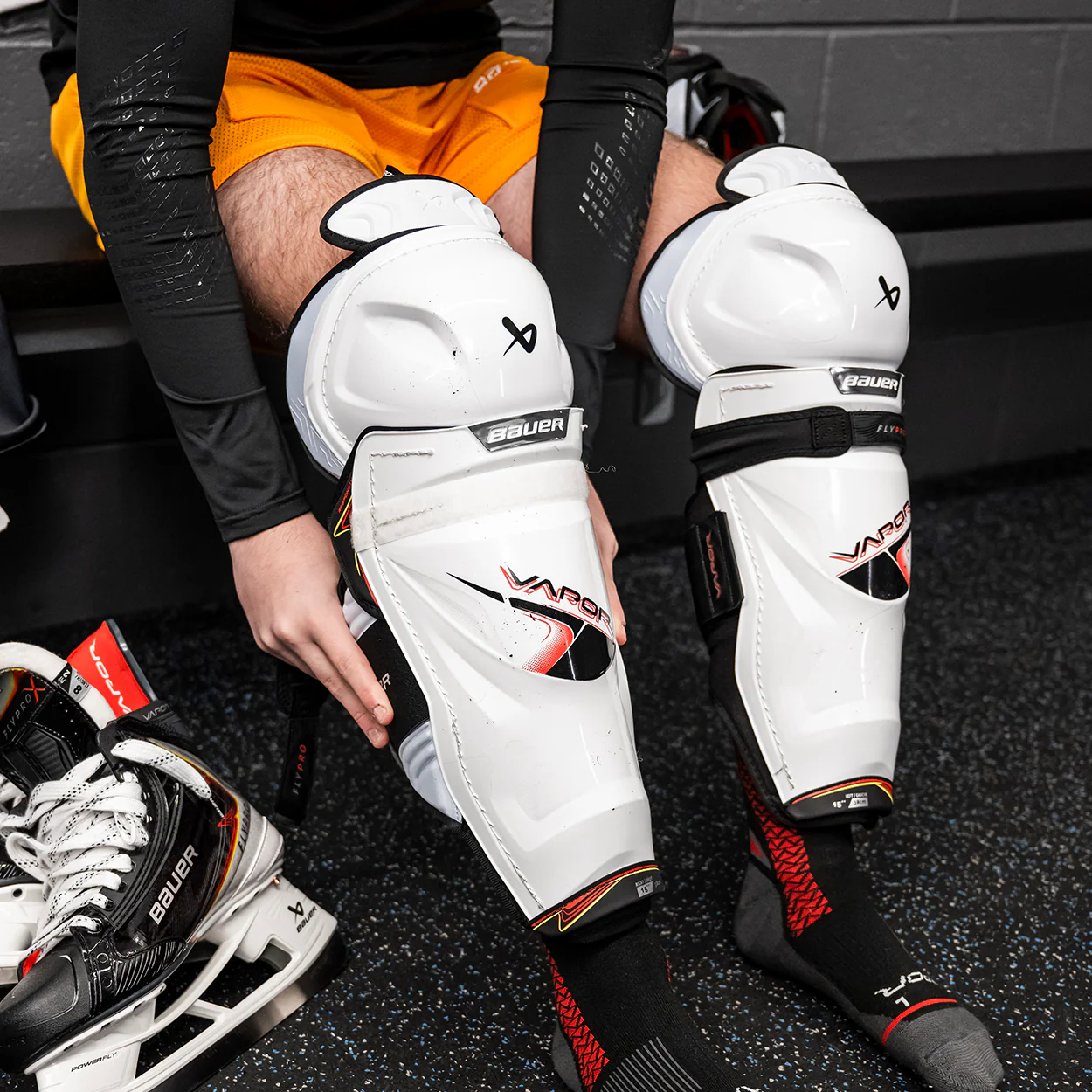 BAUER VAPOR FLYPRO SHIN GUARD SENIOR - Image 3